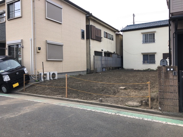 神奈川県横浜市神奈川区亀住町の木造2階建て家屋3棟解体工事中の様子です。